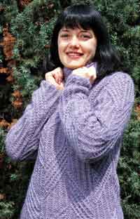 Вязаный спицами женский свитер 